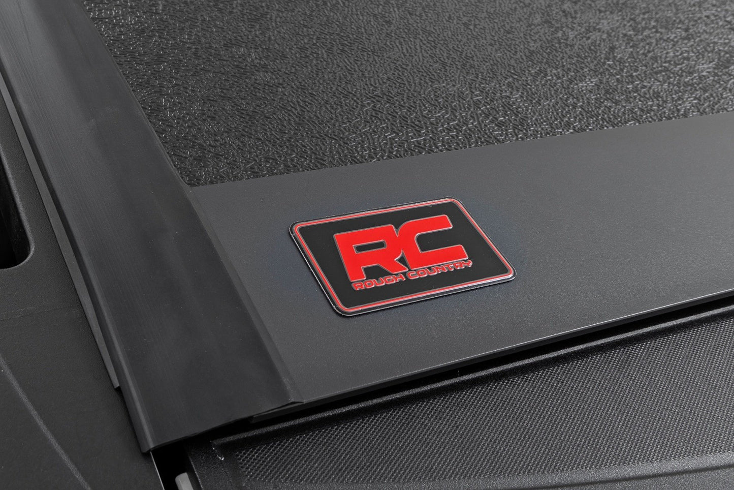 Hard Low Profile Bed Cover | 6'6" Bed | Chevrolet Silverado/GMC Sierra 1500 | 2019-2022 | Rough Country | 47120650B