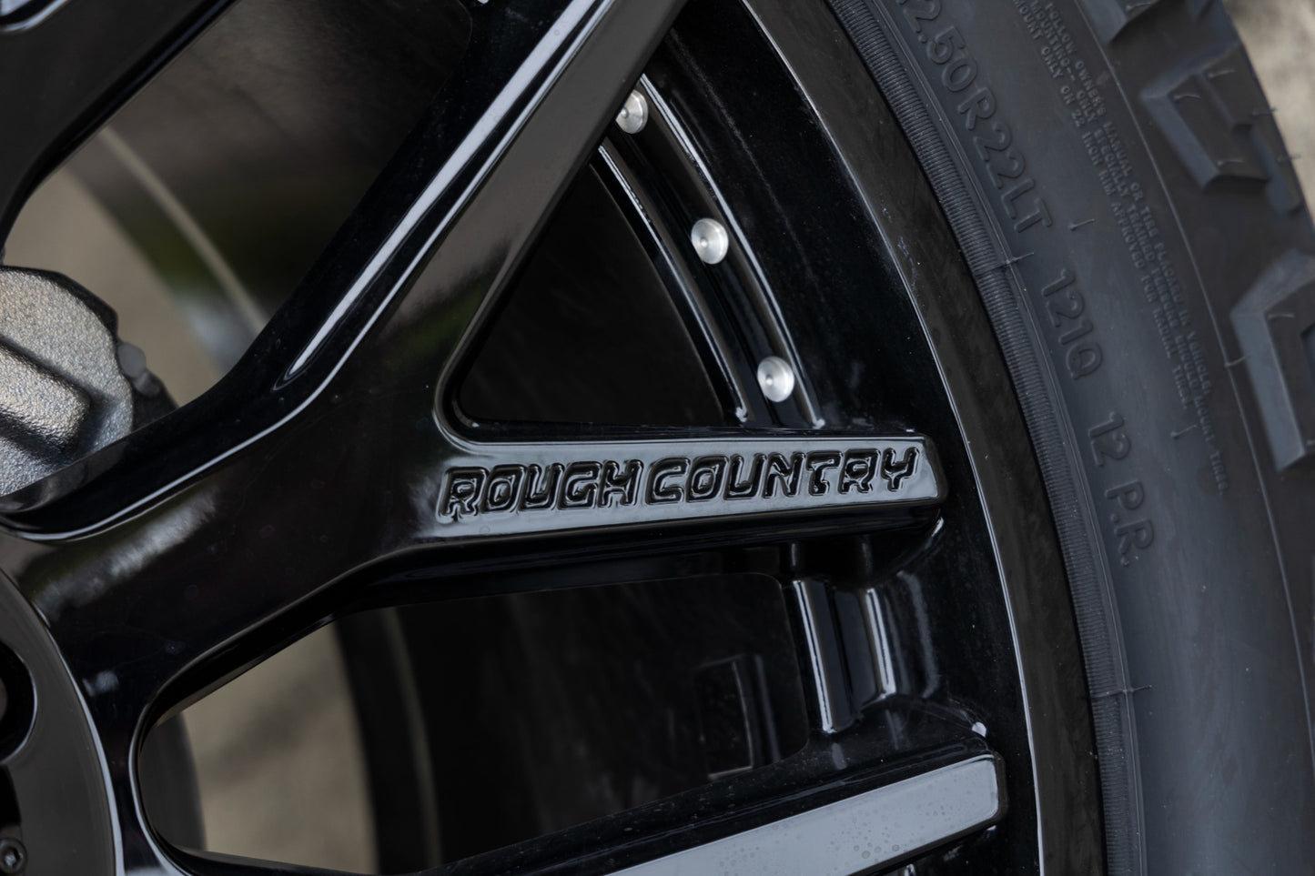Rough Country 95 Series Wheel | One-Piece | Gloss Black | 22x10 | 6x5.5 | -25mm | 2002-2006 |  95221012